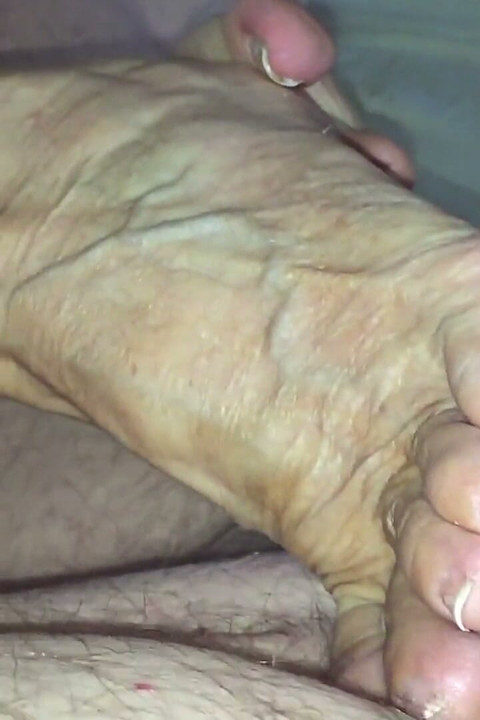 Nine Ann seni boşaltmak için damarlı ayaklarını kullanmayı seviyor