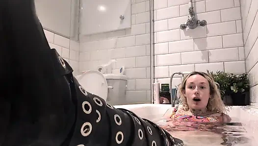 Islak çizme fetişi ve giyinik kirli sırrımı kötü bir randevudan sonra banyo yapıyor