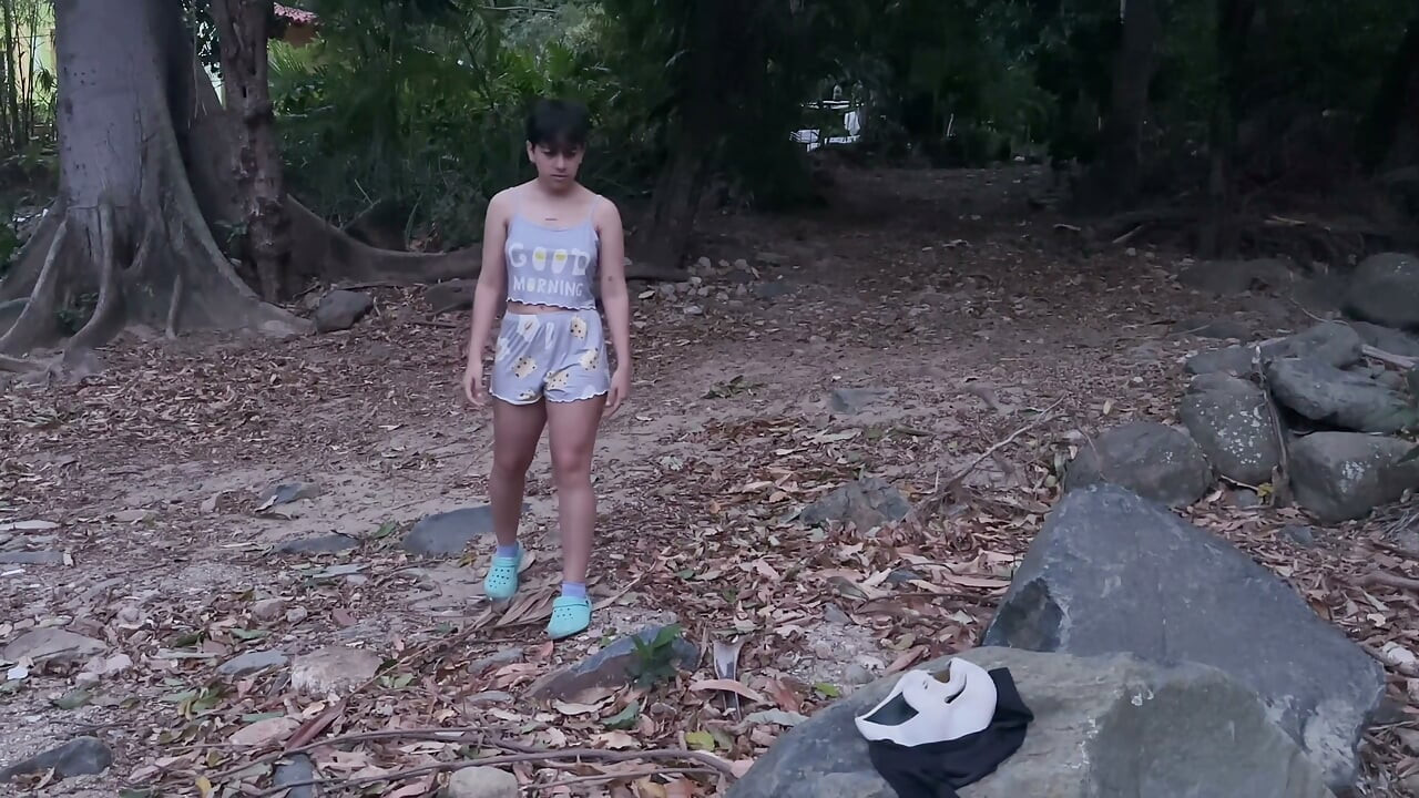 Latina genç Jasmine ve Lanetli Maske