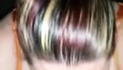 İri güzel kadın büyük zenci yarağını emiyor ve boşalıyor