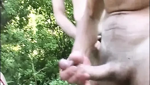 Parkta edepsiz orta yaşlı seksi kadın genç arkadaşları tarafından sikiliyor ve götten sikiliyor