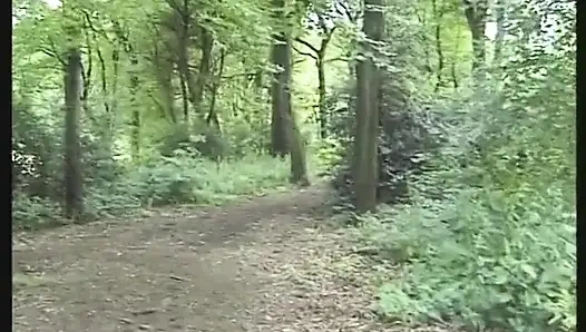 Tatlı genç kız yaşlı adamın yarağını emiyor ve sikiliyor