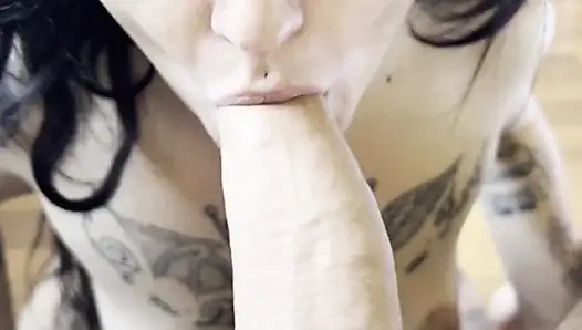 Holy Machiavelli ile iyi bir sakso çekiyor, götüne boşalma ile seks