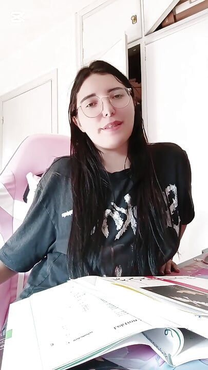 Ders çalışmama yardım et ve senin için soyunayım