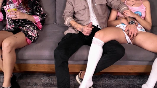 ailenin film gecesi! Masum genç üvey kız Sepdad'ın zevki için kullanılıyor