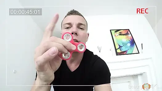 Adam oyuncu seçmelerine girmeden önce fidget spinner ile oynuyor