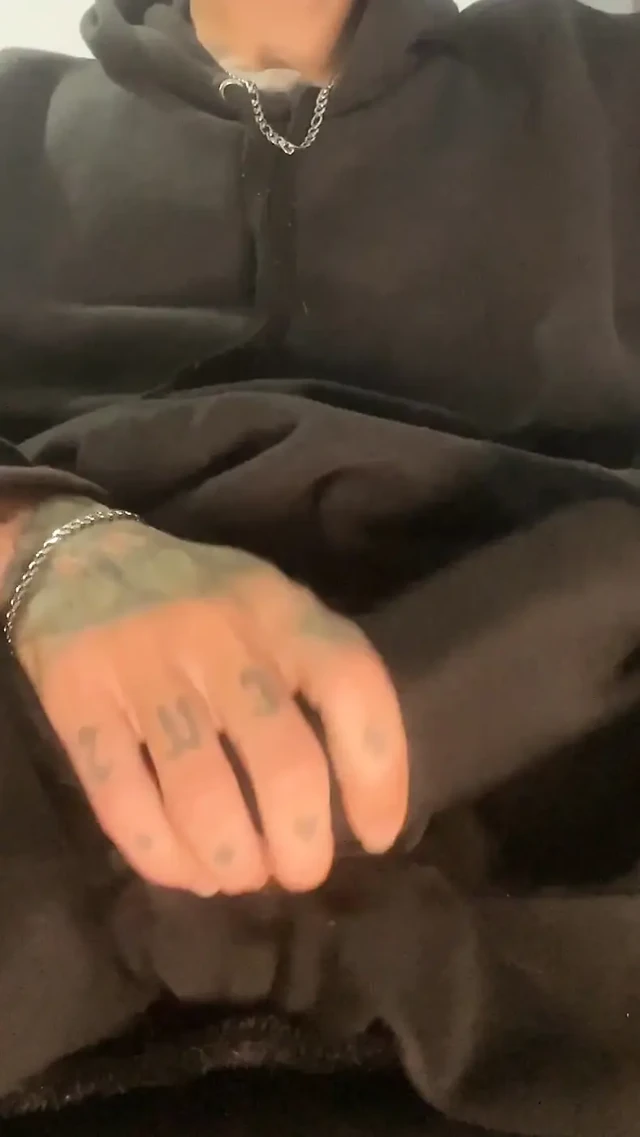 Beyaz adam büyük pembe yarak boşalana kadar porno izliyor