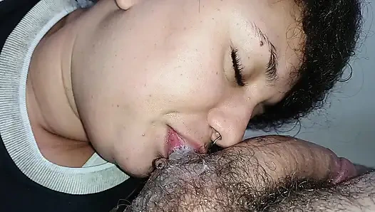 ISLAK GıRTLAĞıNA KADAR YARAKLA TÜM KÜÇÜK AĞZıNı DOLDURMAYı SEVIYOR