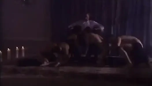 Üç yarak iki hatun yerde sert sikişiyor