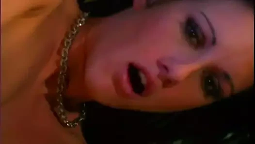 Esmer taylor yapar kendini şehvetli içinde nature için bir büyük horoz