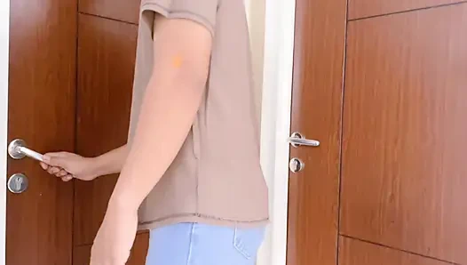 Kapıyı kapatmayı unuttum, komşular beni mastürbasyon yaparken gördü.