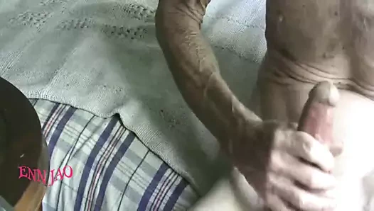 MASTURBATION DU MAIGRE DE 82 ANS