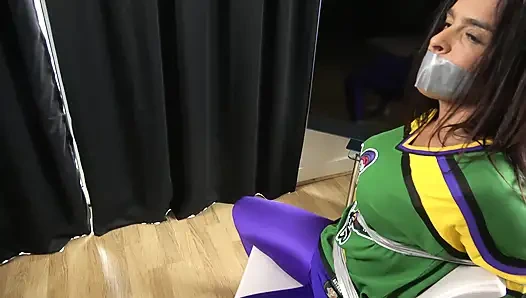 Latina in: Membro della squadra di hockey registrato su una sedia e nastro imbavagliato! (4k)