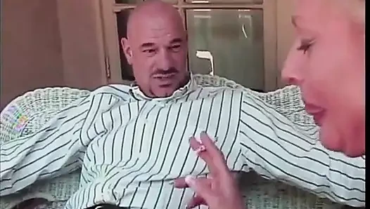 Ateşli olgun sarışın yaşlı adamın yarağına biniyor ve arkadan sikiliyor