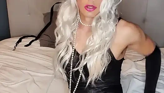 Siyah saten corselette'imi benim kadar seviyor musun?