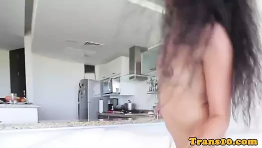 Smalltitted latin trans sahne için hazırlanıyor