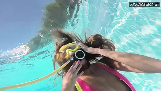 Irina poplavok - havuzda sarışın porno yıldızı