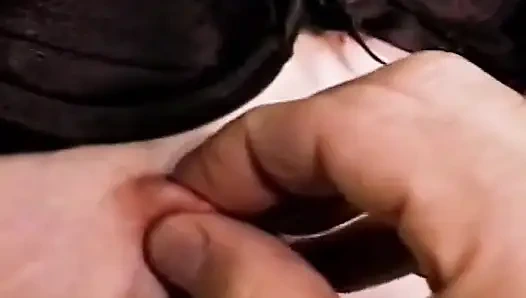 Süper sıska genç kız küçük göğüslerinin her yerine mandalı alıyor