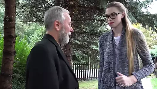 Yaşlı genç - yaşlı adam kanepede seksi bir bebek vuruyor