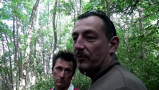 Güzel orta yaşlı seksi kadın üçlü grup sekste sert sikiliyor