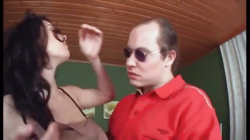 Devasa memeleri olan keskin bir yaratık