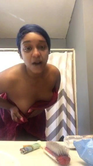 İri güzel kadın duşta