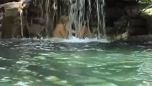 Lezbiyen ateşli seks açık havada suda