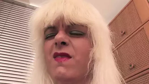 Sarışın orta yaşlı seksi köle efendisinden kırbaçlıyor