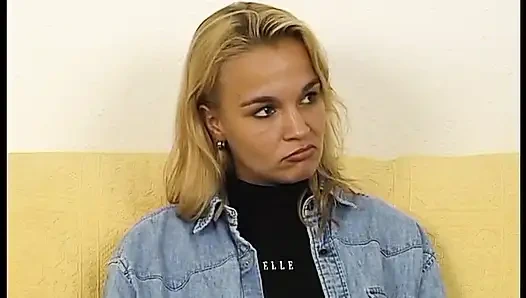 Ateşli orta yaşlı seksi kadın oğluyla mastürbasyon yapıyor