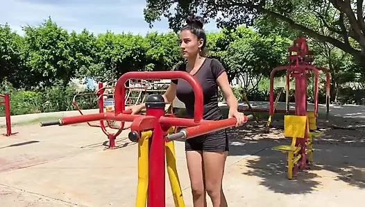 Ben egzersiz yaparken, o adam beni izliyor, büyük götümü sikip göğüslerimi sağsın diye ona ima ettim.