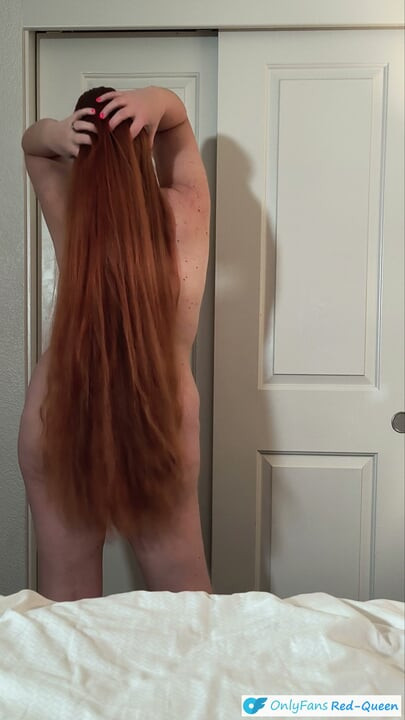 Kızıl saçlı rapunzel'den baştan çıkarıcı bakış açısı saçla muamele
