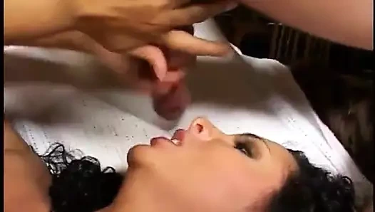 Yuvarlak memeli ateşli latin kaltak aynı anda üç adamla seks yapmayı seviyor