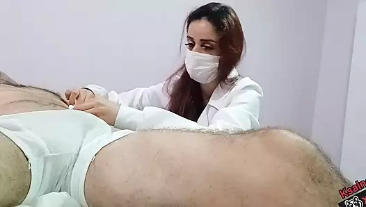 Hemşire ve estetik hastanın ereksiyonını gözlemler
