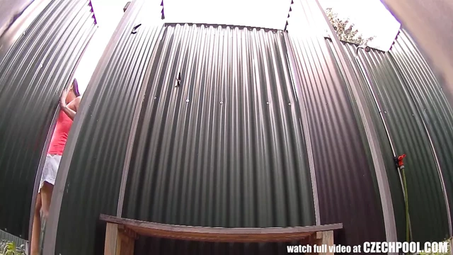 Halka açık havuz gözetleme röntgencisi