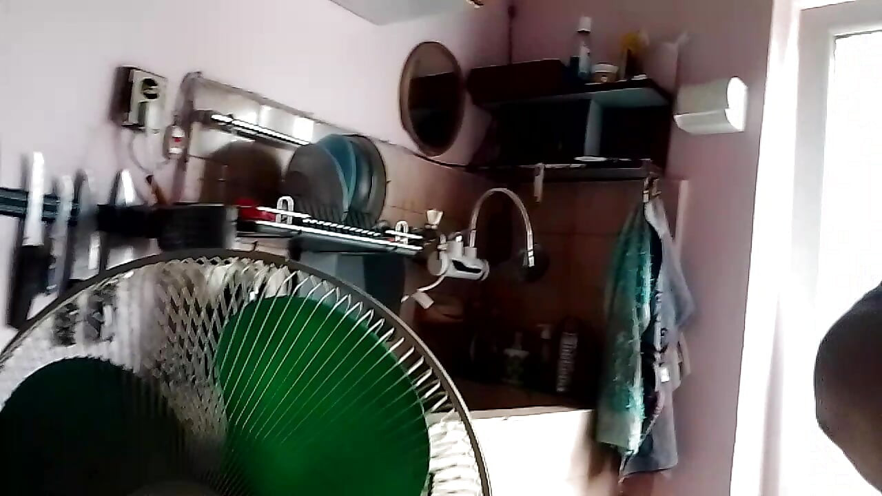 Köyde göğüslerini gösteriyor