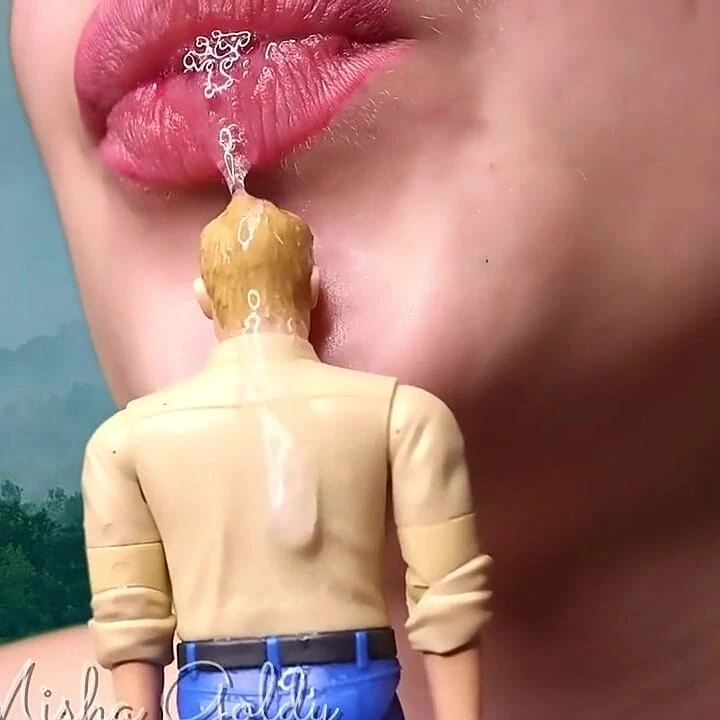 Güçlü ve seksi dev kadın aç ve bugün küçük insan benim kölem! Çok lezzetli kokuyor! Rol almak istedi mi