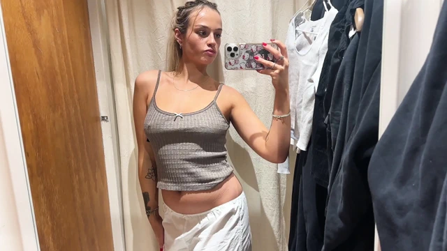 Sarışın minyon İngiliz genç kızla seksi kostüm denemesi