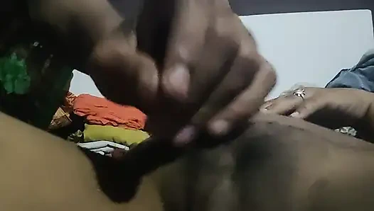 Üvey kuzenim amcığıma masaj yapıyor