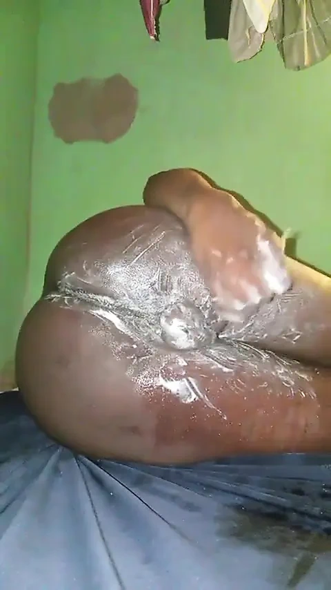 Kız arkadaşımın amcığını dilliyorum.