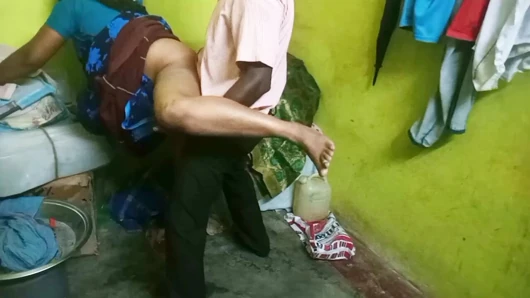 Hintli sari satıcı müşteriyle iyi seks yapıyor