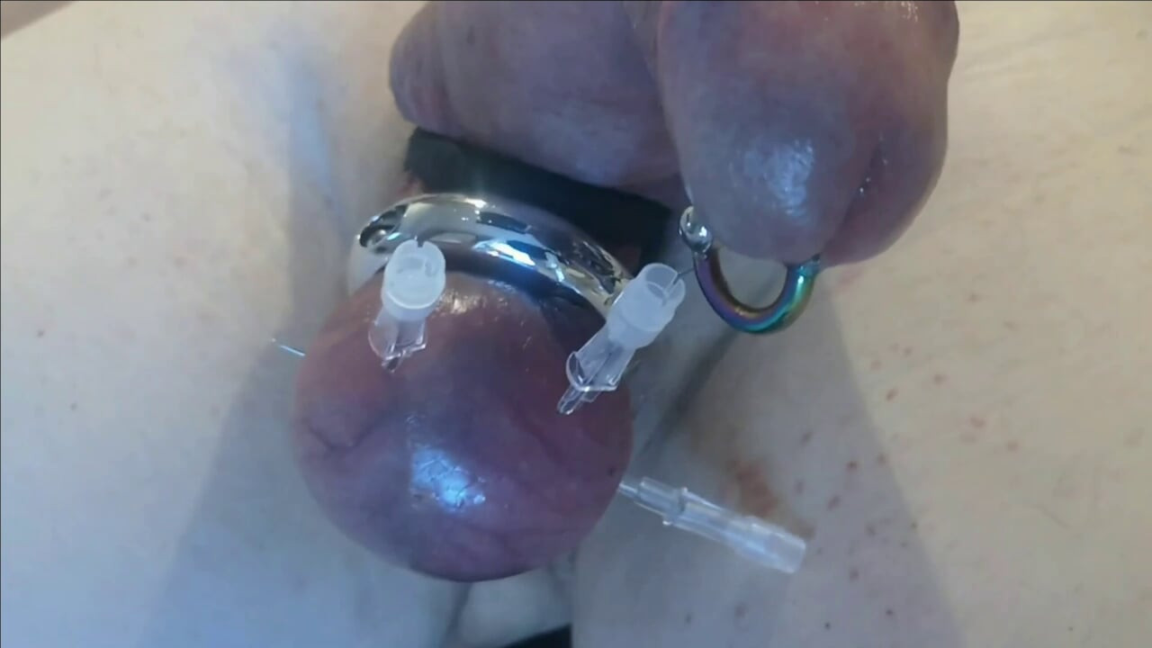 Bdsm cbt oyunlarında salin enjeksiyon penisi ve taşakların içinden iğneler
