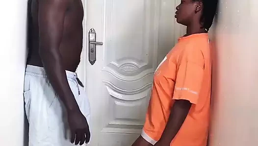 Komşumun kızı etraftaydı ve komşum gidince sikişmek istiyor