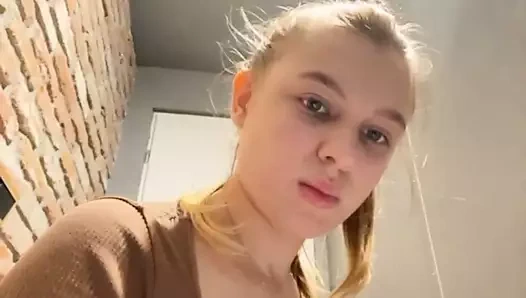 Halka açık duşta sikişiyor. Halka açık büyük dildo göt deliği sikişi.