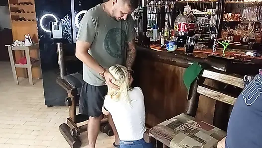 Erkek arkadaşı ve en iyi arkadaşı tarafından yüzü sikiliyor