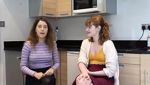 Tatlı öğrenciler mizahi ve erotik bir buluşmayı kutluyor