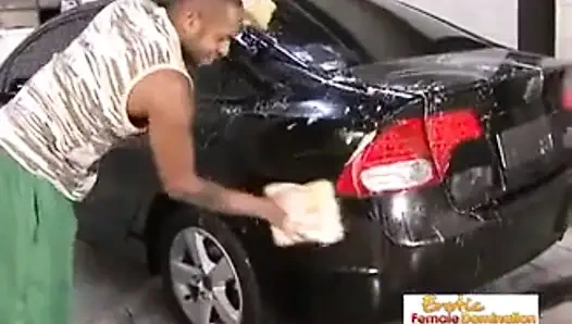 Клиентку жестко трахают в очко на ее машине на автомойке