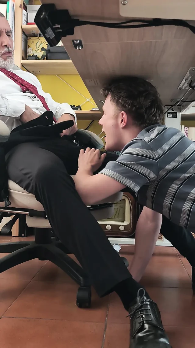 İtaatkar twink oral seks masanın altında büyük sünnetsiz patron yarağı
