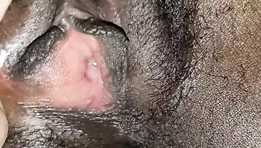 Oyuncağını seviyor, bak ne kadar ıslak