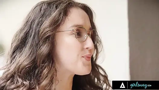 Girlsway - tüm doğal eski sınıf arkadaşları Josie Boo ve Calita Fire birbirlerine aşık olduğunu fark ediyor