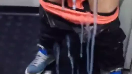 Sborro nei cessi del treno 2